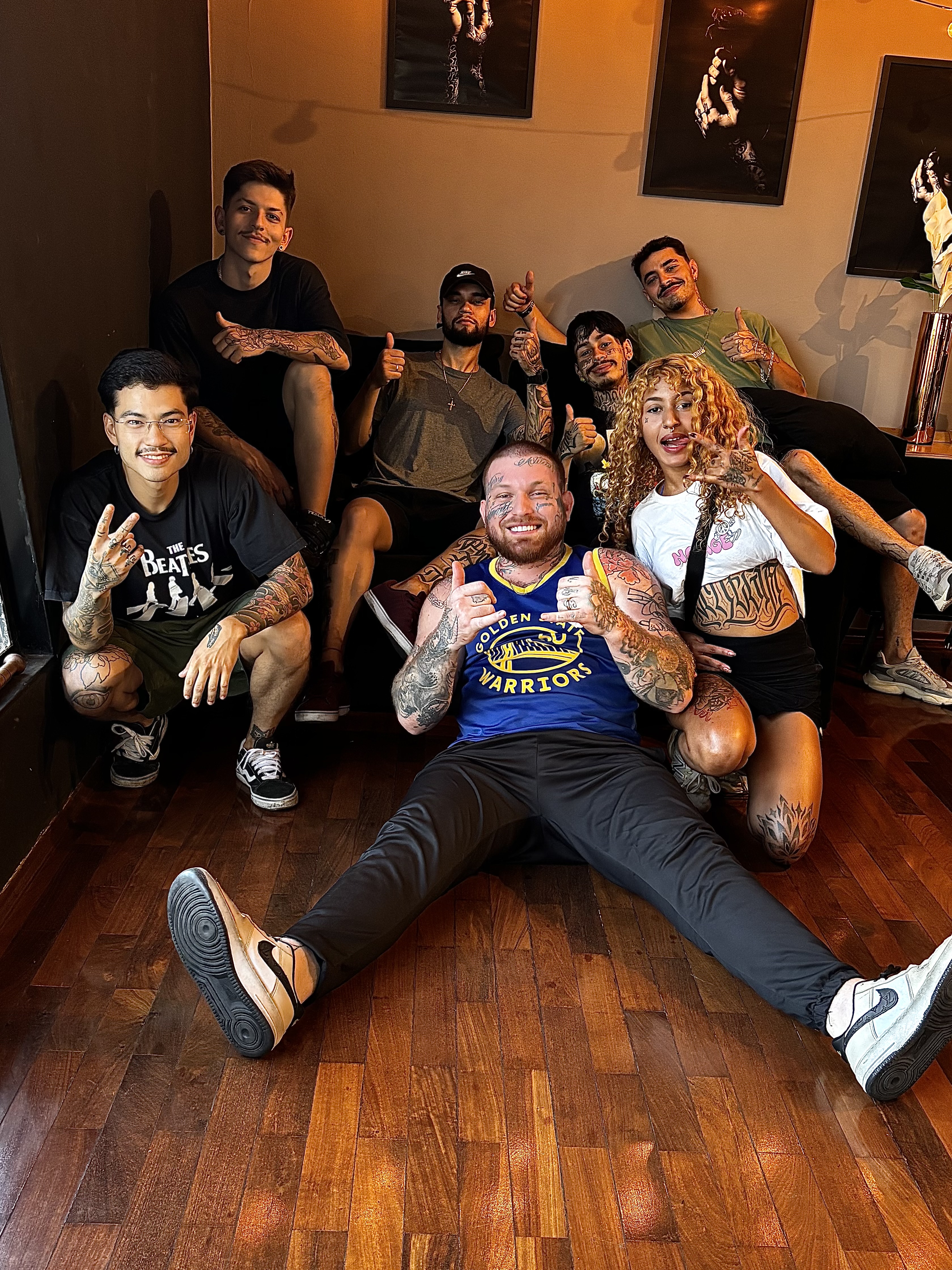 Equipe de tatuadores reunida no estúdio